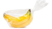 Jangan khawatir kalau Anda membeli buah yang belum matang. Anda bisa memanfaatkan gas yang ada pada buah pisang. Cukup memasukan pisang dan buah yang mentah tadi ke dalam plastik kedap udara. Buah mentahnya akan matang lebih cepat. Foto: iStock