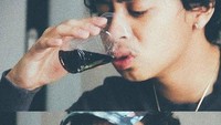 Minum kopi di gelas plastik nggak masalah bagi Bastian. Yang jadi masalah itu rasanya. Soalnya foto ini diberi keterangan bukan air #cheeseburger oleh Bastian. Foto: Instagram @bastiansteel