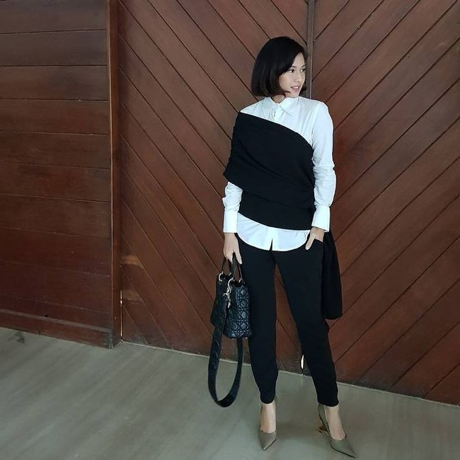 Tas klasik Lady Dior seharga Rp 40 jutaan melengkapi gaya #ootd Dian Sastrowardoyo yang tampil serba monokrom. Foto: Instagram/Dian Sastrowardoyo