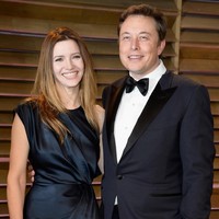 Enam minggu setelah mengajukan cerai dari istri pertama, Elon Musk bertunangan dengan Tallulah Riley. Hubungan mereka bisa dibilang rumit. Setelah menikah dua tahun, mereka bercerai lalu kembali rujuk pada 2013 sampai Elon Musk mengajukan cerai untuk kedua kalinya pada 2016. Foto: Getty Images