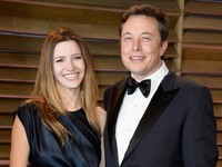 WEST HOLLYWOOD, CA - MARCH 02:  Actress Talulah Riley (L) and CEO of Tesla Motors Elon Musk attend the 2014 Vanity Fair Oscar Party hosted by Graydon Carter on March 2, 2014 in West Hollywood, California.  (Photo by Pascal Le Segretain/Getty Images)