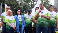 Wakil Menteri Keuangan RI Mardiasmo (kedua kanan), didampingi Mantan Menteri Keuangan RI Chatib Basri (kiri), Direktur Hubungan Kelembagaan & Transaksional Perbankan BNI Adi Sulistyowati (ketiga kiri) serta Direktur Jenderal Pajak Robert Pakpahan (kanan) ketika membuka acara Spectaxcular 2018 yang diikuti ribuan pelari di Thamrin, Jakarta Pusat, Minggu (18/03).