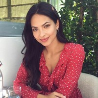 Kalau sudah makeup tebal, aku menghapus makeup menggunakan minyak kelapa untuk menghilangkan sisa makeup yang membandel, lalu aku mencuci wajah menggunakan sabun muka. Aku juga melakukan eksfoliasi beberapa kali seminggu, ungkap wanita bermata olive itu. (Foto: Instagram)