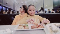 Kakak beradik ini akur, ya. Jaketnya aja sama-sama berwarna kuning. Walau makanan Bastian belum datang, ia terlihat tidak tergiur dengan ayam goreng yang sedang dimakan sang adik, Romaria. Foto: Instagram @bastiansteel