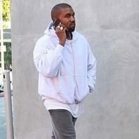 Memiliki label Yeezy, gaya rapper Kanye West yang selalu tampil dengan T-shirt oversized juga sering jadi panutan kaum hypebeast. Foto: Dok. Instagram