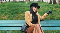 Saat berlibur di Paris, Cita Citata bergaya dengan Chanel Clasic Double Flap Bag Quilted Lambskin seharga US$ 4,650 atau Rp 60 juta. Cita Citata diketahui memiliki sejumlah koleksi tas mewah mulai dari Chanel hingga Hermes yang berharga ratusan juga. Foto: (cita_citata/Instagram)