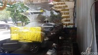  Penjaga RM Padang lalu melapor dan petugas Suku Dinas Penanggulangan Kebakaran dan Penyelamatan Jakarta Barat datang pada pukul 05.30 WIB. 