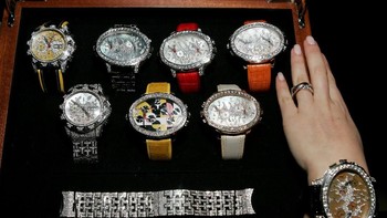 Barang-barang mahal. Selain bisa membuat orang lain iri dan tertekan melihat kekayaan Anda, orang akan malas dan menganggap Anda tukang pamer dan sombong. Anda pun bisa menjadi sasaran kejahatan. Foto: Paul Hawthorne/Getty Images