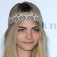 Memasuki era millennium, alis tebal alami kembali booming. Model Cara Delevingne mempopulerkan lagi alis tebal, hitam dan tegas. Foto: Getty Images