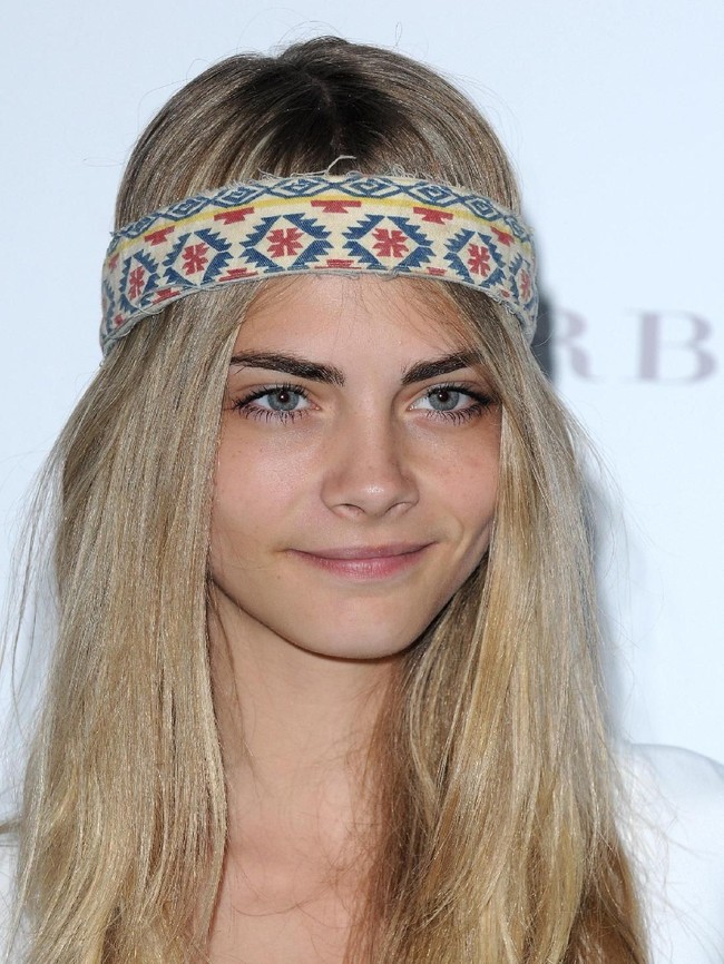 Memasuki era millennium, alis tebal alami kembali booming. Model Cara Delevingne mempopulerkan lagi alis tebal, hitam dan tegas. Foto: Getty Images