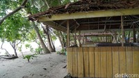 Di pantai ini ada juga warung yang menyediakan makanan dan minuman. Traveler bisa menikmatinya sambil bersantai di gazebo-gazebo ini. (Wahyu/detikTravel)