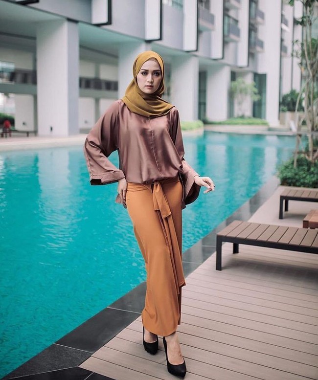 Siapa sangka dari stalking di Instagram, mereka berdua bisa berlanjut hingga ke pelaminan. Pernikahan Suzana Manad dan Hafizh Syahrin juga jadi perbincangan hangat di Malaysia. Foto: Instagram Suzana Manaf