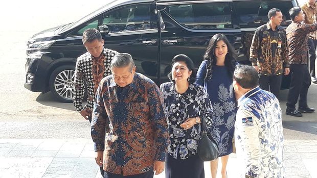 SBY Sambangi DPR Bareng Bu Ani, Ada Apa?