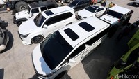Mengambil contoh salah satu model Hummer H2 misalnya, kala itu Hummer dijual di kisaran US$ 53.286 hingga yang paling mahal US$ 67.450. Kalau dirupiahkan dengan kurs di kisaran Rp 14.000 maka rentang harganya 746 juta hingga Rp 944 juta.