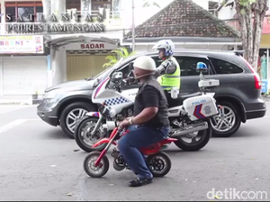 Kocak, Sekali Digeber Moge Polisi, Motor Langsung Ciut