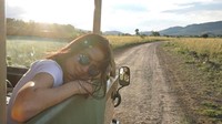Di Cape Town, Sophia melakukan kegiatan safari di atas jeep sambil melihat aneka fauna dari kejauhan. Sophia pun tampak begitu bahagia (sophia_latjuba88/Instagram)