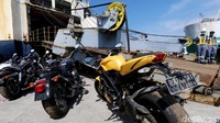 Ongkos kirim tunggangan mewah tersebut memakan puluhan juta rupiah. Biaya kirim kapal Rp 24 juta. Terdiri dari mobil Rp 16 juta, motor Rp 8 juta.