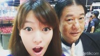 Ayumi, sang putri tercinta dan kenangan dalam foto manis dengan Harada. Ayumi juga sudah menikah dan menjadikan suaminya mualaf. Foto: Chef Harada di rumah duka / Veynindia E. Pardede