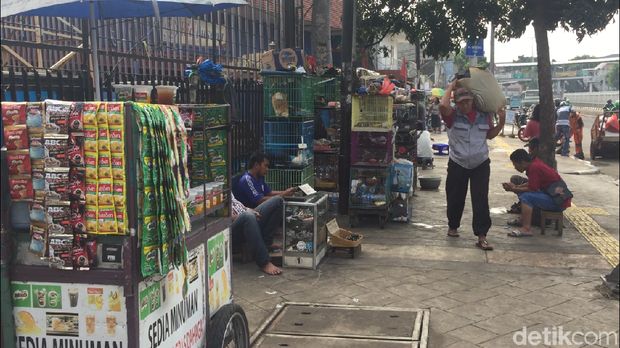 Akan Ditertibkan, PKL Masih Jualan di Trotoar Jatinegara