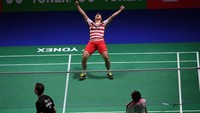 Pertarungan lebih sengit terjadi dim kedua. Namun pada akhirnya Kevin/Marcus mengunci kemenangan 21-17. Seperti inilah ekspresi kemenangan dari ganda putra nomor satu dunia itu. Foto: AFP PHOTO / PAUL ELLIS