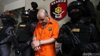 Baltov Kaloyan Vasilev dihadirkan dengan memakai baju tahanan. Kedua tangannya juga ikut diborgol.
