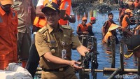 Gubernur DKI Anies Baswedan ikut nyebur ke lautan sampah di Teluk Jakarta. Anies turut membersihkan sampah itu pakai tangan. Lokasi lautan sampah berada di Kawasan Hutan Mangrove Ecomarine, Muara Angke, Jakarta Utara. (Foto: Indra Komara/detikcom)