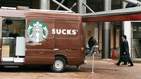 Sebelum pasang iklan memang sebaiknya dilihat dulu medianya. Jangan sampai seperti iklan Starbucks ini. Istimewa/Boredpanda.