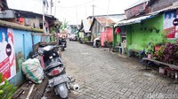 Saat memasuki komplek tersebut, di kanan dan di kiri terdapat rumah-rumah kecil yang menyambung dan sempit dengan bunga berwarna warni. Foto: Suherni Sulaeman/detikHealth. 