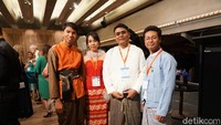 Salah satu program yang ditawarkan melalui Asia Education Foundation adalah BRIDGE School Partnership. Para guru ini mendapatkan kesempatan untuk mengajar di Australia selama tiga minggu dan tinggal di keluarga asuh.
