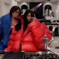 Kylie Jenner hampir tenggelam di dalam jaket yang tampak menggelembung. (Foto: Instagram/@itsmaymemes)