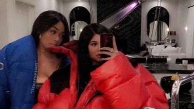 Kumpulan Foto Editan Konyol Gaya Artis Pakai Tren Jaket Ngembang