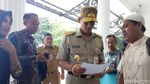 Gaya Sandiaga Ngantor Hari Senin: Bertopi dan Pakai Gelang