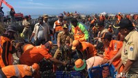 Gubernur DKI Jakarta Anies Baswedan meninjau tumpukan sampah di Teluk Jakarta pada Senin, 19 Maret 2018 (Foto: Indra Komara/detikcom)