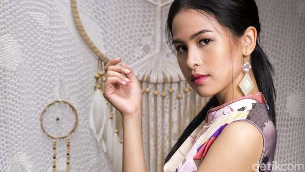 Wajah Serius Maudy Ayunda Wajah Serius Maudy Ayunda