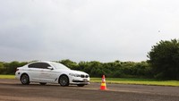 Rupanya ketangguhan BMW 520i ini tidak lepas dari beberapa fitur andalan yang disajikan. Diantaranya BMW Efficient Light Weight, bobot yang lebih ringan membuat mobil ini sangat nyaman untuk dikendarai diberbagai medan. Bahkan untuk BMW seri 5 generasi ketujuh ini lebih ringan hingga 100 kg, dibandingkan dengan generasi sebelumnya. Foto: dok. BMW