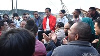 Dalam kesempatan itu, Jokowi juga mendengarkan dan mencatat usulan-usulan tersebut. Selain itu, Jokowi menjelaskan bahwa saat ini pemerintah tengah gencar membangun infrastruktur di Papua. Membangun jalan, jembatan, airport, pelabuhan supaya daerah yang terisolasi terbuka, ucap Jokowi. (Laily Rachev-Biro Pers Setpres)