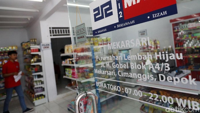12 Mart yang merupakan produk dari Koperasi Syariah 212 berdiri sejak Mei 2017.  Koperasi Syariah 212 mengklaim sudah memiliki 100 gerai di seluruh Indonesia. Salah satu gerai berada di Mekarsari, Depok, Jawa Barat.