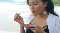 Rachel mencoba makan rujak fenomenal se-Ambon nih. Katanya rasanya manis, seger, pedas dan ada asam-asamnya. Foto: Instagram @rachgoddard