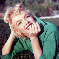 Di era 50-an, ada Marilyn Monroe dengan alis bersudut tinggi dan tajam. Sungguh seksi kala itu. Foto: Getty Images