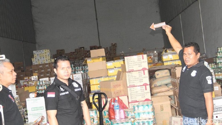 Makanan Kedaluwarsa dari Gudang di Jakbar Disebar ke Swalayan Makanan Kedaluwarsa dari Gudang di Jakbar Disebar ke Swalayan