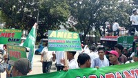 Massa juga membawa spanduk bertuliskan Ulama Didzolimi, Anies Hanya Diam, Anies Hanya Retorika, Tak Bela Umat Islam.
