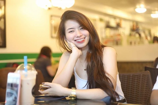 Pada postingannya itu terlihat masa kecil Erika memiliki kulit gelap. Namun, semakin dewasa, ia pun berubah. Foto: Facebook