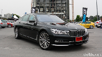Sama seperti BMW Seri 7 lainnya, BMW 740Le ini tetap mempertahankan identitas sebagai mobil termewah BMW untuk saat ini. Foto: Rangga Rahadiansyah
