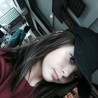 Menurut Kickerdaily, meski memiliki kelainan pada bola matanya, Julia mengaku tak merasa sakit atau penglihatannya kabur. Foto: Facebook