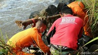 Sebelumnya, petugas gabungan Basarnas, TNI, Polri serta warga telah berhasil menemukan tiga korban lainnya. Mereka ditemukan di lokasi yang berbeda-beda.