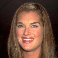 Brooke Shields pada era 80-an memiliki alis yang karena sangat ikonik, dijuluki Brookes Brow. Alis dibiarkan tumbuh alami, tanpa dicukur atau dicabut. Hanya dirapikan dengan sikat alis. Foto: Getty Images