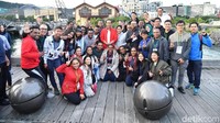 Salah satunya masyarakat Indonesia tersebut adalah Marvijs Ajoomi, seorang dosen yang berasal dari Papua. Ada kisah menarik yang ia ceritakan kepada Presiden. Saya datang dari umur 15 tahun, tidak bisa bahasa Inggris sama sekali. Saya bersyukur bisa diberikan kesempatan. Dari SMA, lanjut S1, lalu S2, sekarang mengajar di salah satu perguruan tinggi di sini, kata Marvijs. (Laily Rachev-Biro Pers Setpres)