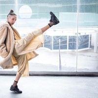 Harga mahal dari merek fashion streetwear dunia seperti Supreme atau Yeezy justru membuat brand-brand berikut ini digilai kaum hypebeast, atau mereka yang sangat terobsesi dengan merek fashion kekinian.    Kebanyakan brand ini menjual produk dengan harga tinggi dan sangat eksklusif. Alhasil, barang-barang preloved pun bisa dihargai tinggi karena begitu banyaknya permintaan, namun kuantitas terbatas. Bagi kamu yang mengaku hypebeast, sudah punya barang dari brand berikut ini? Foto: Getty Images