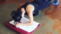 Ia juga melatih otot kaki dan bokongnya agar tetap kencang. (Foto: Instagram/jennadewan)