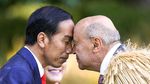 Momen Adu Hidung Jokowi dengan Tetua Suku Selandia Baru